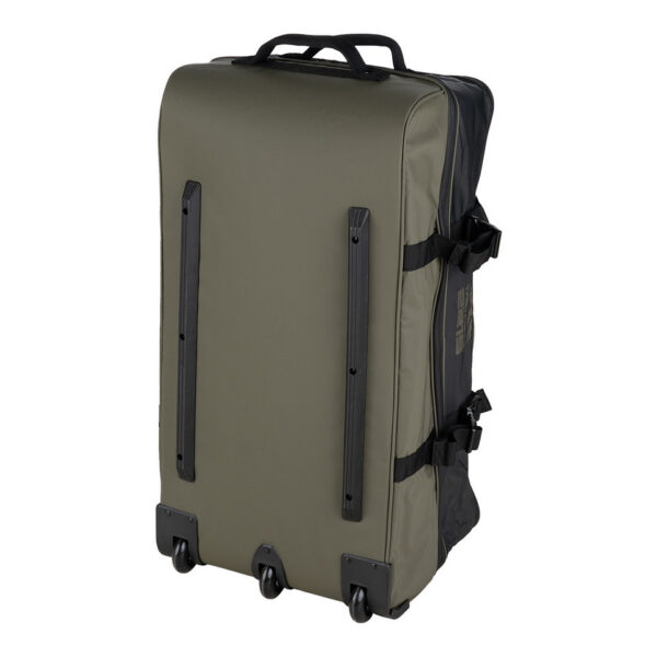 TF 2215 Waterproof Commander Pro Trolley Bag5 De <strong>TF-2215 Waterproof Commander Pro Trolley Bag</strong> is speciaal ontworpen voor reizigers en outdoorliefhebbers die robuuste en betrouwbare uitrusting nodig hebben. Deze <strong>100-liter trolleytas</strong> biedt een ruime en goed georganiseerde opbergruimte, met dubbele compartimenten voor eenvoudige scheiding van uitrusting en kleding. Het duurzame <strong>500D PVC-materiaal</strong> zorgt ervoor dat de tas waterdicht is, waardoor je spullen beschermd blijven tegen regen en vochtige omstandigheden. De trolley is uitgerust met <strong>3 sterke wielen</strong> en een verstevigde bodem voor optimale stabiliteit en gemakkelijk transport, zelfs in ruigere omgevingen.