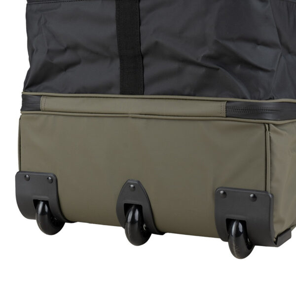 TF 2215 Waterproof Commander Pro Trolley Bag6 De <strong>TF-2215 Waterproof Commander Pro Trolley Bag</strong> is speciaal ontworpen voor reizigers en outdoorliefhebbers die robuuste en betrouwbare uitrusting nodig hebben. Deze <strong>100-liter trolleytas</strong> biedt een ruime en goed georganiseerde opbergruimte, met dubbele compartimenten voor eenvoudige scheiding van uitrusting en kleding. Het duurzame <strong>500D PVC-materiaal</strong> zorgt ervoor dat de tas waterdicht is, waardoor je spullen beschermd blijven tegen regen en vochtige omstandigheden. De trolley is uitgerust met <strong>3 sterke wielen</strong> en een verstevigde bodem voor optimale stabiliteit en gemakkelijk transport, zelfs in ruigere omgevingen.