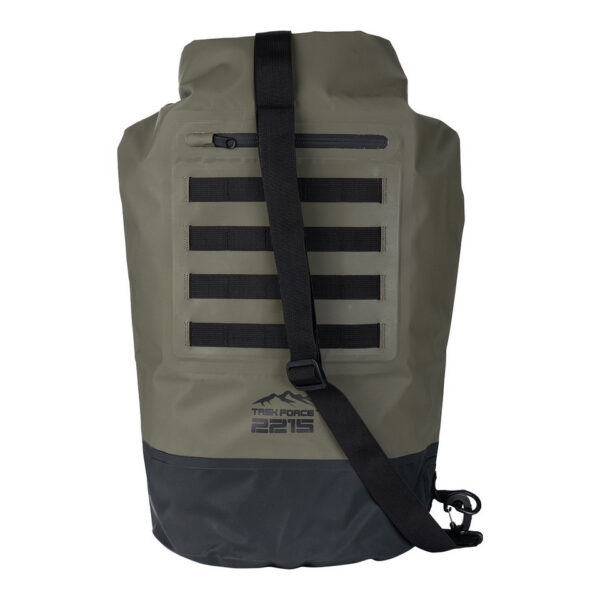 TF 2215 Waterproof MOLLE Duffle Bag1 De <strong>TF-2215 Waterproof MOLLE Duffle Bag</strong> is de ideale oplossing voor avonturiers die op zoek zijn naar een betrouwbare en functionele tas voor hun outdoor-activiteiten. Gemaakt van <strong>waterdicht 500D PVC-materiaal</strong>, biedt deze duffle bag bescherming tegen spatwater en korte onderdompeling. Dit maakt het een uitstekende keuze voor activiteiten zoals <strong>kajakken</strong>, <strong>raften</strong>, <strong>varen</strong>, <strong>wandelen</strong>, <strong>kamperen</strong>, <strong>vissen</strong> en <strong>wintersporten</strong>.