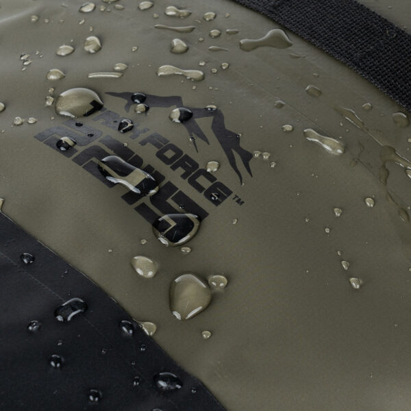 TF 2215 Waterproof MOLLE Duffle Bag11 De <strong>TF-2215 Waterproof MOLLE Duffle Bag</strong> is de ideale oplossing voor avonturiers die op zoek zijn naar een betrouwbare en functionele tas voor hun outdoor-activiteiten. Gemaakt van <strong>waterdicht 500D PVC-materiaal</strong>, biedt deze duffle bag bescherming tegen spatwater en korte onderdompeling. Dit maakt het een uitstekende keuze voor activiteiten zoals <strong>kajakken</strong>, <strong>raften</strong>, <strong>varen</strong>, <strong>wandelen</strong>, <strong>kamperen</strong>, <strong>vissen</strong> en <strong>wintersporten</strong>.