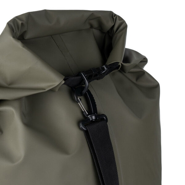 TF 2215 Waterproof MOLLE Duffle Bag7 De <strong>TF-2215 Waterproof MOLLE Duffle Bag</strong> is de ideale oplossing voor avonturiers die op zoek zijn naar een betrouwbare en functionele tas voor hun outdoor-activiteiten. Gemaakt van <strong>waterdicht 500D PVC-materiaal</strong>, biedt deze duffle bag bescherming tegen spatwater en korte onderdompeling. Dit maakt het een uitstekende keuze voor activiteiten zoals <strong>kajakken</strong>, <strong>raften</strong>, <strong>varen</strong>, <strong>wandelen</strong>, <strong>kamperen</strong>, <strong>vissen</strong> en <strong>wintersporten</strong>.