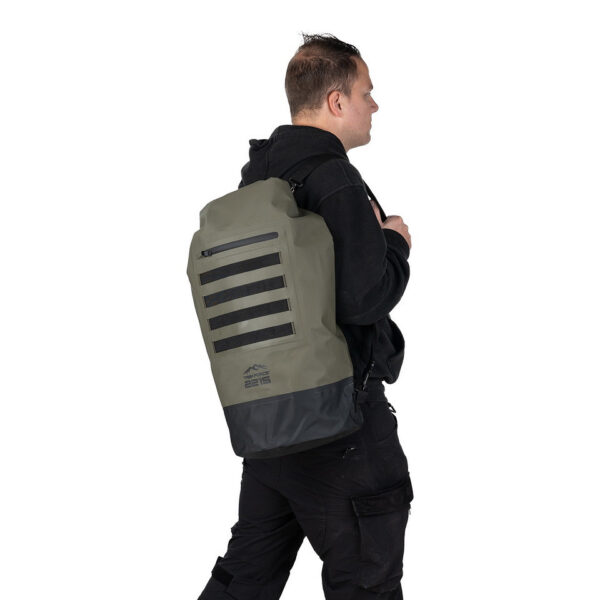 TF 2215 Waterproof MOLLE Duffle Bag9 De <strong>TF-2215 Waterproof MOLLE Duffle Bag</strong> is de ideale oplossing voor avonturiers die op zoek zijn naar een betrouwbare en functionele tas voor hun outdoor-activiteiten. Gemaakt van <strong>waterdicht 500D PVC-materiaal</strong>, biedt deze duffle bag bescherming tegen spatwater en korte onderdompeling. Dit maakt het een uitstekende keuze voor activiteiten zoals <strong>kajakken</strong>, <strong>raften</strong>, <strong>varen</strong>, <strong>wandelen</strong>, <strong>kamperen</strong>, <strong>vissen</strong> en <strong>wintersporten</strong>.