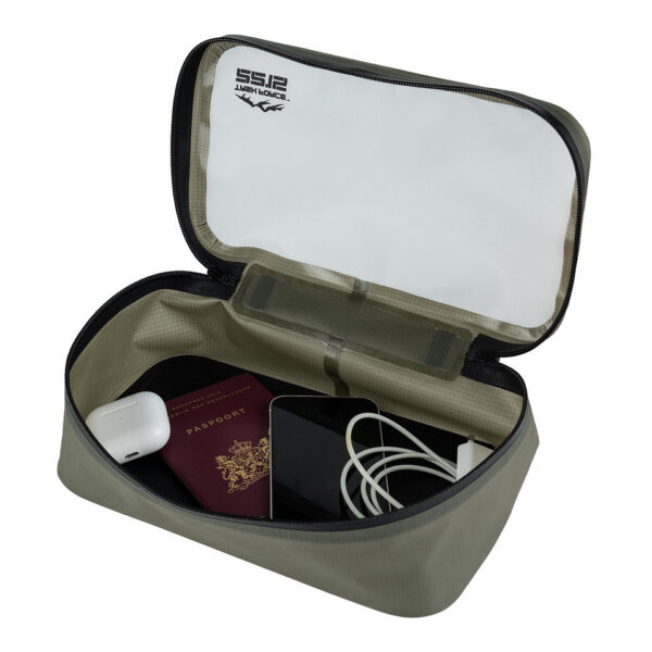TF 2215 Waterproof Outdoor Storage Pouch2 De <strong>TF-2215 Waterproof Outdoor Storage Pouch</strong> is de ultieme oplossing voor avonturiers die hun spullen droog en beschermd willen houden. Gemaakt van stevig <strong>70D TPU</strong>-materiaal, biedt deze opbergzak een effectieve barrière tegen regen, zand en water, terwijl het <strong>compacte ontwerp</strong> ervoor zorgt dat het gemakkelijk in je rugzak past. Of je nu gaat <strong>kamperen</strong>, <strong>hiken</strong>, of een dag op het strand doorbrengt, deze waterdichte pouch is onmisbaar om je waardevolle spullen veilig te houden.