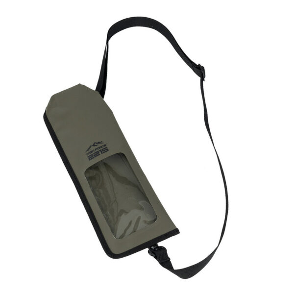 TF 2215 Waterproof phone pouch Bescherm je telefoon tegen water, zand en stof met de <strong>Waterproof Phone Pouch TF-2215</strong>. Deze pouch, gemaakt van hoogwaardig <strong>500D PVC</strong>, is ontworpen voor <strong>maximale duurzaamheid</strong> en een <strong>waterdichte sluiting</strong>. Ideaal voor gebruik op het <strong>strand</strong>, tijdens <strong>regenachtige hikes</strong> of elke andere situatie waarbij je apparaat bescherming nodig heeft. Of je nu op avontuur gaat of gewoon een dagje naar het strand, deze waterdichte pouch biedt je de gemoedsrust dat je telefoon veilig en droog blijft.