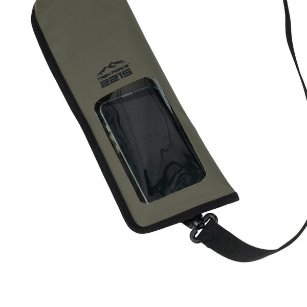 TF 2215 Waterproof phone pouch1 Bescherm je telefoon tegen water, zand en stof met de <strong>Waterproof Phone Pouch TF-2215</strong>. Deze pouch, gemaakt van hoogwaardig <strong>500D PVC</strong>, is ontworpen voor <strong>maximale duurzaamheid</strong> en een <strong>waterdichte sluiting</strong>. Ideaal voor gebruik op het <strong>strand</strong>, tijdens <strong>regenachtige hikes</strong> of elke andere situatie waarbij je apparaat bescherming nodig heeft. Of je nu op avontuur gaat of gewoon een dagje naar het strand, deze waterdichte pouch biedt je de gemoedsrust dat je telefoon veilig en droog blijft.