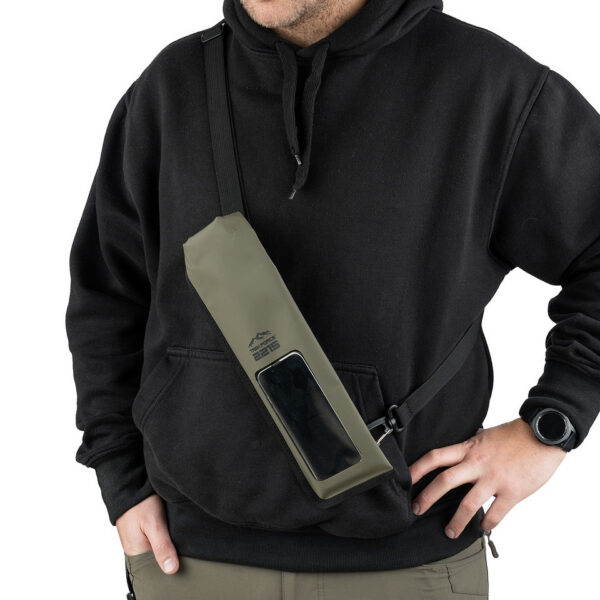 TF 2215 Waterproof phone pouch3 Bescherm je telefoon tegen water, zand en stof met de <strong>Waterproof Phone Pouch TF-2215</strong>. Deze pouch, gemaakt van hoogwaardig <strong>500D PVC</strong>, is ontworpen voor <strong>maximale duurzaamheid</strong> en een <strong>waterdichte sluiting</strong>. Ideaal voor gebruik op het <strong>strand</strong>, tijdens <strong>regenachtige hikes</strong> of elke andere situatie waarbij je apparaat bescherming nodig heeft. Of je nu op avontuur gaat of gewoon een dagje naar het strand, deze waterdichte pouch biedt je de gemoedsrust dat je telefoon veilig en droog blijft.