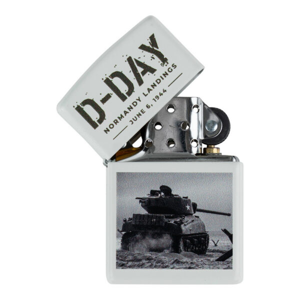 Zippo D Day Sherman tank1 De <strong>Zippo D-Day Sherman Tank</strong> is een speciaal ontworpen aansteker voor liefhebbers van geschiedenis en iconische oorlogsvoertuigen. Deze unieke Zippo viert de heldhaftigheid van de geallieerden tijdens D-Day, met een ontwerp dat de beroemde Sherman tank eert. Perfect als verzamelobject of als functioneel item, deze aansteker biedt de kwaliteit en duurzaamheid die je van Zippo gewend bent.  