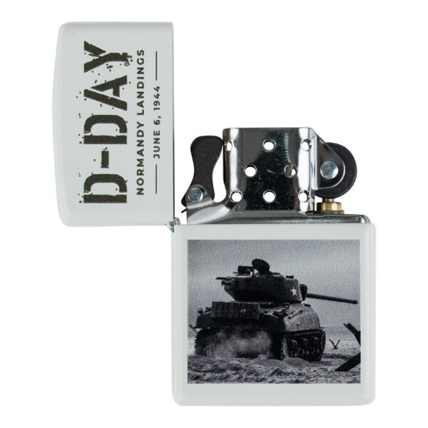Zippo D Day Sherman tank2 De <strong>Zippo D-Day Sherman Tank</strong> is een speciaal ontworpen aansteker voor liefhebbers van geschiedenis en iconische oorlogsvoertuigen. Deze unieke Zippo viert de heldhaftigheid van de geallieerden tijdens D-Day, met een ontwerp dat de beroemde Sherman tank eert. Perfect als verzamelobject of als functioneel item, deze aansteker biedt de kwaliteit en duurzaamheid die je van Zippo gewend bent.  