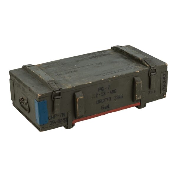 469508 11 01 <strong>Omschrijving:</strong> Deze <strong>Leger Kist Hout #4</strong> is een originele, gebruikte houten legerkist, vervaardigd voor langdurige en zware toepassingen. Met royale afmetingen van <strong>80 x 44 x 24 cm</strong> biedt deze kist een aanzienlijke opslagcapaciteit. De kist is uitgevoerd in een klassieke, militaire groene kleur, wat hem een authentiek en stoer karakter geeft. <strong>Kenmerken:</strong> <ul> <li><strong>Duurzaam Materiaal:</strong> Deze kist is gemaakt van stevig hout en ontworpen om tegen een stootje te kunnen, perfect voor het bewaren van zware en omvangrijke voorwerpen. De solide constructie maakt hem zeer geschikt voor langdurig gebruik.</li> <li><strong>Authentieke Militaire Look:</strong> Het gaat hier om een originele militaire kist, waardoor de kist mogelijk gebruikssporen bevat. Deze kleine onvolkomenheden voegen karakter toe en benadrukken het authentieke, militaire verleden van het product.</li> <li><strong>Veelzijdig Gebruik:</strong> De kist kan voor allerlei doeleinden worden gebruikt, zowel functioneel als decoratief. Door het praktische formaat is deze kist breed inzetbaar en makkelijk te plaatsen in verschillende ruimtes.</li> </ul>  