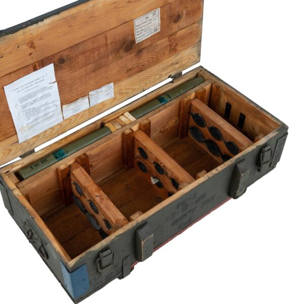 469508 11 02 <strong>Omschrijving:</strong> Deze <strong>Leger Kist Hout #4</strong> is een originele, gebruikte houten legerkist, vervaardigd voor langdurige en zware toepassingen. Met royale afmetingen van <strong>80 x 44 x 24 cm</strong> biedt deze kist een aanzienlijke opslagcapaciteit. De kist is uitgevoerd in een klassieke, militaire groene kleur, wat hem een authentiek en stoer karakter geeft. <strong>Kenmerken:</strong> <ul> <li><strong>Duurzaam Materiaal:</strong> Deze kist is gemaakt van stevig hout en ontworpen om tegen een stootje te kunnen, perfect voor het bewaren van zware en omvangrijke voorwerpen. De solide constructie maakt hem zeer geschikt voor langdurig gebruik.</li> <li><strong>Authentieke Militaire Look:</strong> Het gaat hier om een originele militaire kist, waardoor de kist mogelijk gebruikssporen bevat. Deze kleine onvolkomenheden voegen karakter toe en benadrukken het authentieke, militaire verleden van het product.</li> <li><strong>Veelzijdig Gebruik:</strong> De kist kan voor allerlei doeleinden worden gebruikt, zowel functioneel als decoratief. Door het praktische formaat is deze kist breed inzetbaar en makkelijk te plaatsen in verschillende ruimtes.</li> </ul>  