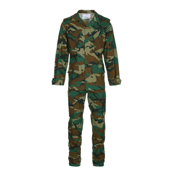 BDU set U.S De <strong>BDU Set U.S. Army</strong> is een complete set die ideaal is voor zowel recreatief gebruik als voor professionals die werken in veldomstandigheden. Deze set bestaat uit een <strong>BDU jas</strong>, <strong>BDU broek</strong>, en een <strong>veldpette</strong>, allemaal vervaardigd van stevig <strong>Ripstop materiaal</strong>. Dit materiaal, dat bestaat uit <strong>65% katoen</strong> en <strong>35% polyester</strong>, zorgt ervoor dat de kleding sterk en duurzaam is, maar tegelijkertijd licht en ademend blijft. De BDU (Battle Dress Uniform) set is verstevigd met Ripstop-weefsel, wat voorkomt dat de stof gaat scheuren, zelfs onder zware omstandigheden. De broek en jas zijn uitgerust met diverse <strong>handige zakken</strong>, zodat je altijd je benodigdheden bij de hand hebt, of je nu in het veld werkt of gewoon van de natuur geniet. De <strong>verstevigde kruis</strong> van de broek biedt extra comfort en bewegingsvrijheid, wat essentieel is voor intensieve activiteiten. Het <strong>woodland camouflagedesign</strong> maakt de set perfect voor gebruik in bosrijke of groene omgevingen.