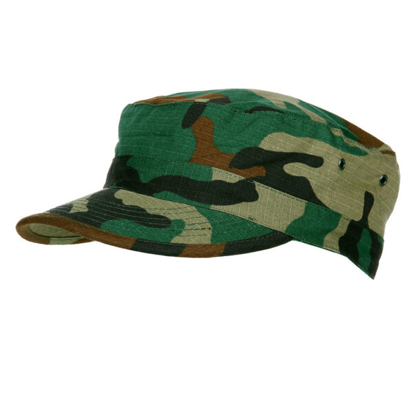 BDU set U.S.3 De <strong>BDU Set U.S. Army</strong> is een complete set die ideaal is voor zowel recreatief gebruik als voor professionals die werken in veldomstandigheden. Deze set bestaat uit een <strong>BDU jas</strong>, <strong>BDU broek</strong>, en een <strong>veldpette</strong>, allemaal vervaardigd van stevig <strong>Ripstop materiaal</strong>. Dit materiaal, dat bestaat uit <strong>65% katoen</strong> en <strong>35% polyester</strong>, zorgt ervoor dat de kleding sterk en duurzaam is, maar tegelijkertijd licht en ademend blijft. De BDU (Battle Dress Uniform) set is verstevigd met Ripstop-weefsel, wat voorkomt dat de stof gaat scheuren, zelfs onder zware omstandigheden. De broek en jas zijn uitgerust met diverse <strong>handige zakken</strong>, zodat je altijd je benodigdheden bij de hand hebt, of je nu in het veld werkt of gewoon van de natuur geniet. De <strong>verstevigde kruis</strong> van de broek biedt extra comfort en bewegingsvrijheid, wat essentieel is voor intensieve activiteiten. Het <strong>woodland camouflagedesign</strong> maakt de set perfect voor gebruik in bosrijke of groene omgevingen.