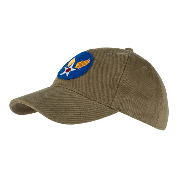 Baseball Cap Brushed USAAF <strong>Omschrijving:</strong> Deze hoogwaardige <strong>Baseball Cap Brushed USAAF</strong> is ontworpen voor zowel comfort als stijl, en biedt een authentieke verwijzing naar de geschiedenis van de Amerikaanse luchtmacht tijdens de Tweede Wereldoorlog. Het voorpaneel van de cap is bedrukt met het officiële logo van de United States Army Air Forces (USAAF), de luchtmachtdivisie van de Verenigde Staten die actief was tijdens en kort na de Tweede Wereldoorlog. Het klassieke design in een militaire groentint maakt deze cap niet alleen stijlvol, maar ook een eerbetoon aan militaire tradities. <strong>Productdetails en Kenmerken:</strong> <ul> <li><strong>Materiaal en Afwerking:</strong> Gemaakt van geborsteld katoen dat zorgt voor een zachte, comfortabele pasvorm en een matte afwerking die de cap een stijlvolle en veelzijdige uitstraling geeft. De stof is ademend en duurzaam, geschikt voor dagelijks gebruik in uiteenlopende weersomstandigheden.</li> <li><strong>Logo en Design:</strong> Voorzien van het herkenbare USAAF-logo op de voorkant, met gedetailleerde borduringen die het logo een authentiek en stoer accent geven. Dit embleem symboliseert de heldhaftige geschiedenis van de luchtmacht en voegt een nostalgisch element toe.</li> <li><strong>Pasvorm en Comfort:</strong> Ontworpen met een verstelbare sluiting aan de achterkant, zodat de cap naar wens kan worden aangepast en comfortabel blijft zitten. Het geborstelde katoen zorgt ervoor dat de pet prettig aanvoelt op de huid, zelfs bij langdurig dragen.</li> <li><strong>Kleur en Stijl:</strong> De cap is uitgevoerd in een militaire groene kleur, wat de klassieke uitstraling van het USAAF-thema versterkt en goed te combineren is met allerlei outfits. Ideaal voor fans van militaire stijl, luchtvaarthistorie, of gewoon voor iedereen die een duurzame en stijlvolle pet zoekt.</li> </ul>