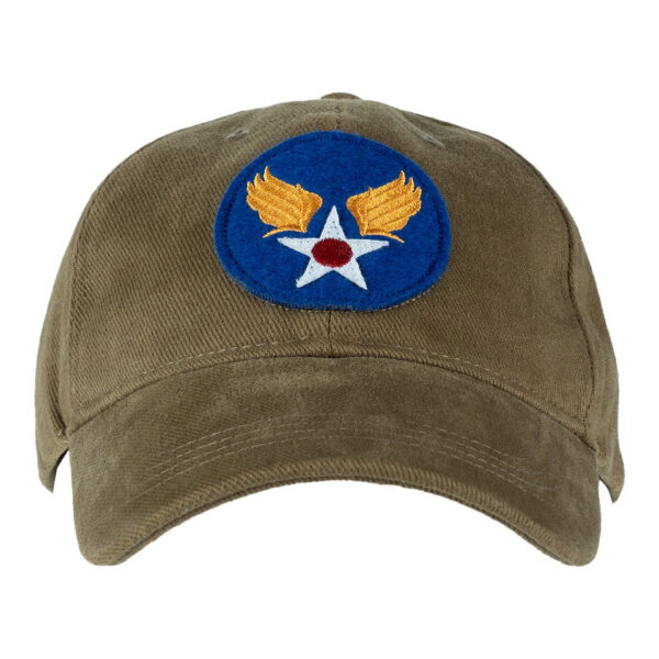Baseball Cap Brushed USAAF1 <strong>Omschrijving:</strong> Deze hoogwaardige <strong>Baseball Cap Brushed USAAF</strong> is ontworpen voor zowel comfort als stijl, en biedt een authentieke verwijzing naar de geschiedenis van de Amerikaanse luchtmacht tijdens de Tweede Wereldoorlog. Het voorpaneel van de cap is bedrukt met het officiële logo van de United States Army Air Forces (USAAF), de luchtmachtdivisie van de Verenigde Staten die actief was tijdens en kort na de Tweede Wereldoorlog. Het klassieke design in een militaire groentint maakt deze cap niet alleen stijlvol, maar ook een eerbetoon aan militaire tradities. <strong>Productdetails en Kenmerken:</strong> <ul> <li><strong>Materiaal en Afwerking:</strong> Gemaakt van geborsteld katoen dat zorgt voor een zachte, comfortabele pasvorm en een matte afwerking die de cap een stijlvolle en veelzijdige uitstraling geeft. De stof is ademend en duurzaam, geschikt voor dagelijks gebruik in uiteenlopende weersomstandigheden.</li> <li><strong>Logo en Design:</strong> Voorzien van het herkenbare USAAF-logo op de voorkant, met gedetailleerde borduringen die het logo een authentiek en stoer accent geven. Dit embleem symboliseert de heldhaftige geschiedenis van de luchtmacht en voegt een nostalgisch element toe.</li> <li><strong>Pasvorm en Comfort:</strong> Ontworpen met een verstelbare sluiting aan de achterkant, zodat de cap naar wens kan worden aangepast en comfortabel blijft zitten. Het geborstelde katoen zorgt ervoor dat de pet prettig aanvoelt op de huid, zelfs bij langdurig dragen.</li> <li><strong>Kleur en Stijl:</strong> De cap is uitgevoerd in een militaire groene kleur, wat de klassieke uitstraling van het USAAF-thema versterkt en goed te combineren is met allerlei outfits. Ideaal voor fans van militaire stijl, luchtvaarthistorie, of gewoon voor iedereen die een duurzame en stijlvolle pet zoekt.</li> </ul>