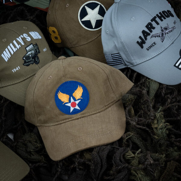 Baseball Cap Brushed USAAF3 <strong>Omschrijving:</strong> Deze hoogwaardige <strong>Baseball Cap Brushed USAAF</strong> is ontworpen voor zowel comfort als stijl, en biedt een authentieke verwijzing naar de geschiedenis van de Amerikaanse luchtmacht tijdens de Tweede Wereldoorlog. Het voorpaneel van de cap is bedrukt met het officiële logo van de United States Army Air Forces (USAAF), de luchtmachtdivisie van de Verenigde Staten die actief was tijdens en kort na de Tweede Wereldoorlog. Het klassieke design in een militaire groentint maakt deze cap niet alleen stijlvol, maar ook een eerbetoon aan militaire tradities. <strong>Productdetails en Kenmerken:</strong> <ul> <li><strong>Materiaal en Afwerking:</strong> Gemaakt van geborsteld katoen dat zorgt voor een zachte, comfortabele pasvorm en een matte afwerking die de cap een stijlvolle en veelzijdige uitstraling geeft. De stof is ademend en duurzaam, geschikt voor dagelijks gebruik in uiteenlopende weersomstandigheden.</li> <li><strong>Logo en Design:</strong> Voorzien van het herkenbare USAAF-logo op de voorkant, met gedetailleerde borduringen die het logo een authentiek en stoer accent geven. Dit embleem symboliseert de heldhaftige geschiedenis van de luchtmacht en voegt een nostalgisch element toe.</li> <li><strong>Pasvorm en Comfort:</strong> Ontworpen met een verstelbare sluiting aan de achterkant, zodat de cap naar wens kan worden aangepast en comfortabel blijft zitten. Het geborstelde katoen zorgt ervoor dat de pet prettig aanvoelt op de huid, zelfs bij langdurig dragen.</li> <li><strong>Kleur en Stijl:</strong> De cap is uitgevoerd in een militaire groene kleur, wat de klassieke uitstraling van het USAAF-thema versterkt en goed te combineren is met allerlei outfits. Ideaal voor fans van militaire stijl, luchtvaarthistorie, of gewoon voor iedereen die een duurzame en stijlvolle pet zoekt.</li> </ul>