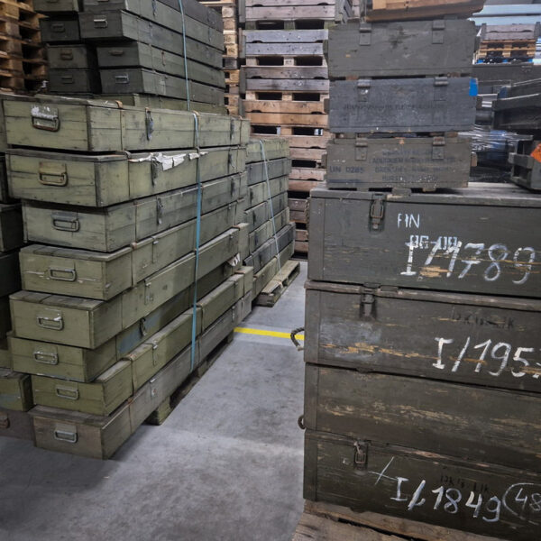 Leger Kist Hout 1 40X36X15CM4 <strong>Omschrijving:</strong> <ul> <li>Originele <strong>houten legerkist</strong> <strong>40 X 36 X 15 CM</strong> in een natuurlijke, blanke afwerking. Deze gebruikte kist heeft een stoere, authentieke uitstraling met lichte gebruikssporen, die zorgen voor een vintage karakter.</li> <li>Perfect als opbergoplossing of decoratief item voor in huis, werkplaats of voor militaire verzamelaars.</li> </ul>