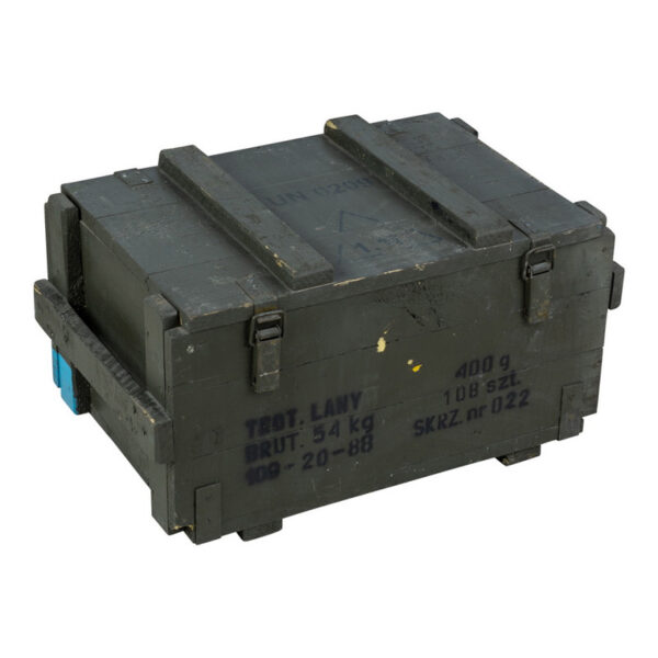 Leger Kist Hout 2 60X36X33 CM1 <strong>Omschrijving:</strong> De <strong>Leger Kist Hout #2</strong> is een authentieke, gebruikte houten legerkist, ideaal voor stevige opslag en een unieke militaire uitstraling. Met een afmeting van <strong>60 x 36 x 33 cm</strong> biedt deze kist een praktische opslagcapaciteit, groot genoeg voor allerlei voorwerpen, maar compact genoeg om gemakkelijk te verplaatsen. Deze kist heeft een klassieke, militaire groene afwerking, wat bijdraagt aan een stoere, robuuste uitstraling. <strong>Kenmerken:</strong> <ul> <li><strong>Duurzaam en Stevig:</strong> Vervaardigd uit hoogwaardig hout, ontworpen om bestand te zijn tegen intensief gebruik. Deze legerkist is gemaakt om langdurig en veilig spullen op te slaan, ideaal voor zwaar gebruik.</li> <li><strong>Originele Militaire Kwaliteit:</strong> Als originele militaire kist heeft dit item mogelijk lichte gebruikssporen, wat bijdraagt aan het authentieke karakter van de kist en een industriële, vintage uitstraling geeft.</li> <li><strong>Compacte Opslagoptie:</strong> Door het formaat is deze kist ideaal voor opslagbehoeften en gemakkelijk in te passen in verschillende ruimtes.</li> </ul>