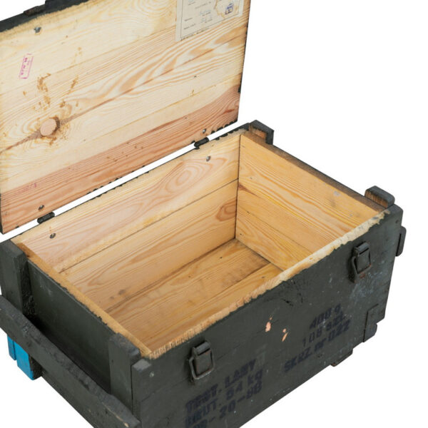 Leger Kist Hout 2 60X36X33 CM2 <strong>Omschrijving:</strong> De <strong>Leger Kist Hout #2</strong> is een authentieke, gebruikte houten legerkist, ideaal voor stevige opslag en een unieke militaire uitstraling. Met een afmeting van <strong>60 x 36 x 33 cm</strong> biedt deze kist een praktische opslagcapaciteit, groot genoeg voor allerlei voorwerpen, maar compact genoeg om gemakkelijk te verplaatsen. Deze kist heeft een klassieke, militaire groene afwerking, wat bijdraagt aan een stoere, robuuste uitstraling. <strong>Kenmerken:</strong> <ul> <li><strong>Duurzaam en Stevig:</strong> Vervaardigd uit hoogwaardig hout, ontworpen om bestand te zijn tegen intensief gebruik. Deze legerkist is gemaakt om langdurig en veilig spullen op te slaan, ideaal voor zwaar gebruik.</li> <li><strong>Originele Militaire Kwaliteit:</strong> Als originele militaire kist heeft dit item mogelijk lichte gebruikssporen, wat bijdraagt aan het authentieke karakter van de kist en een industriële, vintage uitstraling geeft.</li> <li><strong>Compacte Opslagoptie:</strong> Door het formaat is deze kist ideaal voor opslagbehoeften en gemakkelijk in te passen in verschillende ruimtes.</li> </ul>