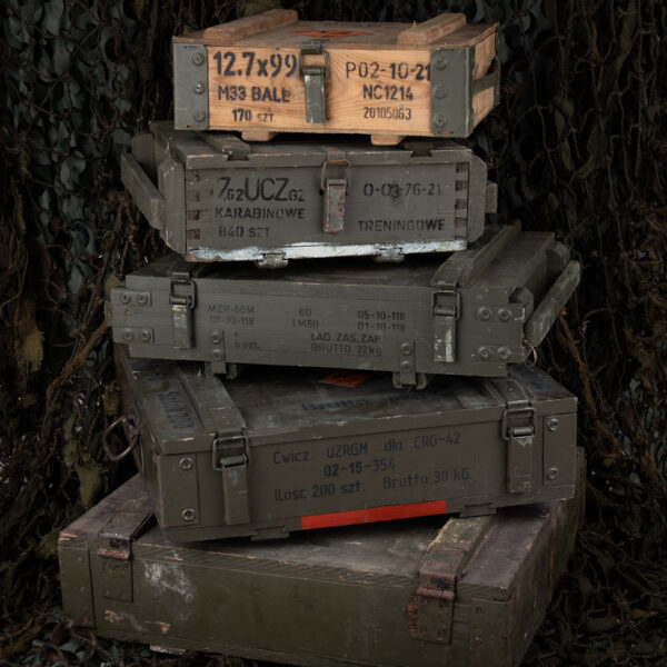 Leger Kist Hout 2 60X36X33 CM3 <strong>Omschrijving:</strong> De <strong>Leger Kist Hout #2</strong> is een authentieke, gebruikte houten legerkist, ideaal voor stevige opslag en een unieke militaire uitstraling. Met een afmeting van <strong>60 x 36 x 33 cm</strong> biedt deze kist een praktische opslagcapaciteit, groot genoeg voor allerlei voorwerpen, maar compact genoeg om gemakkelijk te verplaatsen. Deze kist heeft een klassieke, militaire groene afwerking, wat bijdraagt aan een stoere, robuuste uitstraling. <strong>Kenmerken:</strong> <ul> <li><strong>Duurzaam en Stevig:</strong> Vervaardigd uit hoogwaardig hout, ontworpen om bestand te zijn tegen intensief gebruik. Deze legerkist is gemaakt om langdurig en veilig spullen op te slaan, ideaal voor zwaar gebruik.</li> <li><strong>Originele Militaire Kwaliteit:</strong> Als originele militaire kist heeft dit item mogelijk lichte gebruikssporen, wat bijdraagt aan het authentieke karakter van de kist en een industriële, vintage uitstraling geeft.</li> <li><strong>Compacte Opslagoptie:</strong> Door het formaat is deze kist ideaal voor opslagbehoeften en gemakkelijk in te passen in verschillende ruimtes.</li> </ul>