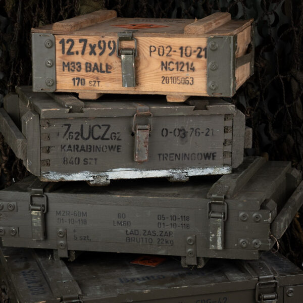 Leger Kist Hout 2 60X36X33 CM4 <strong>Omschrijving:</strong> De <strong>Leger Kist Hout #2</strong> is een authentieke, gebruikte houten legerkist, ideaal voor stevige opslag en een unieke militaire uitstraling. Met een afmeting van <strong>60 x 36 x 33 cm</strong> biedt deze kist een praktische opslagcapaciteit, groot genoeg voor allerlei voorwerpen, maar compact genoeg om gemakkelijk te verplaatsen. Deze kist heeft een klassieke, militaire groene afwerking, wat bijdraagt aan een stoere, robuuste uitstraling. <strong>Kenmerken:</strong> <ul> <li><strong>Duurzaam en Stevig:</strong> Vervaardigd uit hoogwaardig hout, ontworpen om bestand te zijn tegen intensief gebruik. Deze legerkist is gemaakt om langdurig en veilig spullen op te slaan, ideaal voor zwaar gebruik.</li> <li><strong>Originele Militaire Kwaliteit:</strong> Als originele militaire kist heeft dit item mogelijk lichte gebruikssporen, wat bijdraagt aan het authentieke karakter van de kist en een industriële, vintage uitstraling geeft.</li> <li><strong>Compacte Opslagoptie:</strong> Door het formaat is deze kist ideaal voor opslagbehoeften en gemakkelijk in te passen in verschillende ruimtes.</li> </ul>