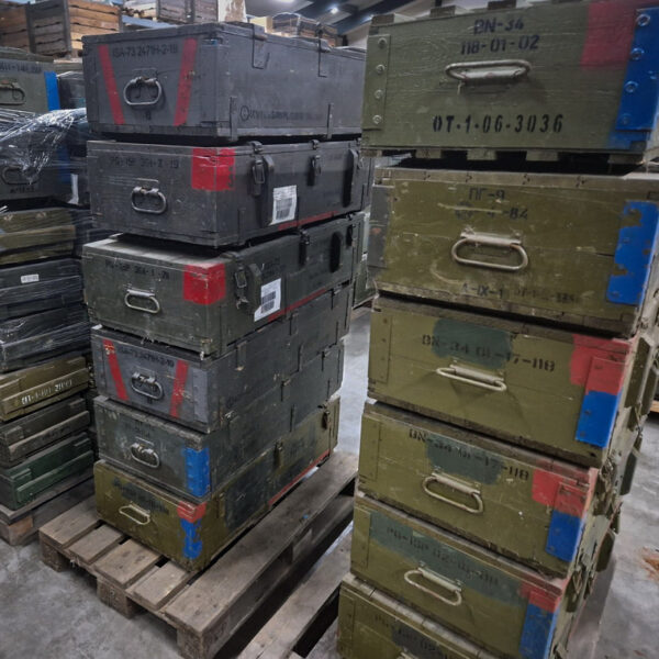 Leger Kist Hout 2 60X36X33 CM5 <strong>Omschrijving:</strong> De <strong>Leger Kist Hout #2</strong> is een authentieke, gebruikte houten legerkist, ideaal voor stevige opslag en een unieke militaire uitstraling. Met een afmeting van <strong>60 x 36 x 33 cm</strong> biedt deze kist een praktische opslagcapaciteit, groot genoeg voor allerlei voorwerpen, maar compact genoeg om gemakkelijk te verplaatsen. Deze kist heeft een klassieke, militaire groene afwerking, wat bijdraagt aan een stoere, robuuste uitstraling. <strong>Kenmerken:</strong> <ul> <li><strong>Duurzaam en Stevig:</strong> Vervaardigd uit hoogwaardig hout, ontworpen om bestand te zijn tegen intensief gebruik. Deze legerkist is gemaakt om langdurig en veilig spullen op te slaan, ideaal voor zwaar gebruik.</li> <li><strong>Originele Militaire Kwaliteit:</strong> Als originele militaire kist heeft dit item mogelijk lichte gebruikssporen, wat bijdraagt aan het authentieke karakter van de kist en een industriële, vintage uitstraling geeft.</li> <li><strong>Compacte Opslagoptie:</strong> Door het formaat is deze kist ideaal voor opslagbehoeften en gemakkelijk in te passen in verschillende ruimtes.</li> </ul>