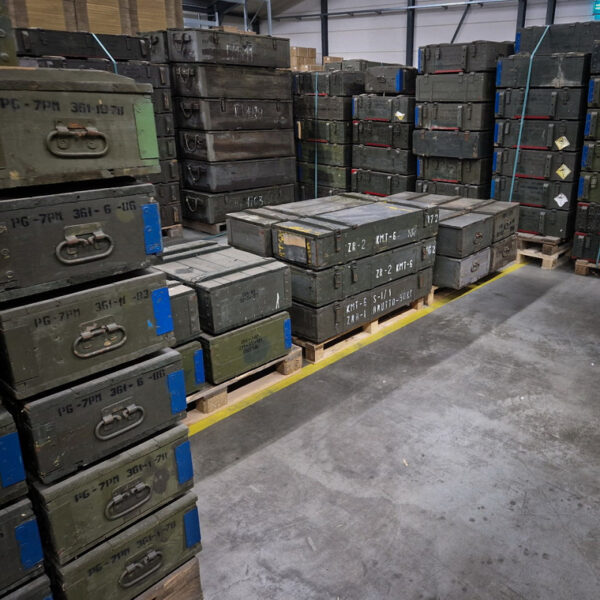 Leger Kist Hout 2 60X36X33 CM7 <strong>Omschrijving:</strong> De <strong>Leger Kist Hout #2</strong> is een authentieke, gebruikte houten legerkist, ideaal voor stevige opslag en een unieke militaire uitstraling. Met een afmeting van <strong>60 x 36 x 33 cm</strong> biedt deze kist een praktische opslagcapaciteit, groot genoeg voor allerlei voorwerpen, maar compact genoeg om gemakkelijk te verplaatsen. Deze kist heeft een klassieke, militaire groene afwerking, wat bijdraagt aan een stoere, robuuste uitstraling. <strong>Kenmerken:</strong> <ul> <li><strong>Duurzaam en Stevig:</strong> Vervaardigd uit hoogwaardig hout, ontworpen om bestand te zijn tegen intensief gebruik. Deze legerkist is gemaakt om langdurig en veilig spullen op te slaan, ideaal voor zwaar gebruik.</li> <li><strong>Originele Militaire Kwaliteit:</strong> Als originele militaire kist heeft dit item mogelijk lichte gebruikssporen, wat bijdraagt aan het authentieke karakter van de kist en een industriële, vintage uitstraling geeft.</li> <li><strong>Compacte Opslagoptie:</strong> Door het formaat is deze kist ideaal voor opslagbehoeften en gemakkelijk in te passen in verschillende ruimtes.</li> </ul>