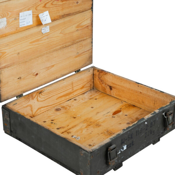 Leger Kist Hout 3 51X46X16 CM2 <strong>Omschrijving:</strong> Deze <strong>Leger Kist Hout #3</strong> is een originele, gebruikte militaire houten kist, ontworpen voor robuustheid en langdurig gebruik. Met afmetingen van <strong>51 x 46 x 16 cm</strong> biedt deze legerkist een ruime en veilige opbergmogelijkheid voor diverse toepassingen. De kist is uitgevoerd in een klassieke militaire groene kleur, wat zijn authentieke en historische uitstraling versterkt. <strong>Kenmerken:</strong> <ul> <li><strong>Materiaal en Constructie:</strong> Gemaakt van stevig hout, wat de kist geschikt maakt voor intensief gebruik en opslag. De stevige constructie draagt bij aan de duurzaamheid van de kist, waardoor deze bestand is tegen zware belasting.</li> <li><strong>Originele Militaire Stijl:</strong> Dit betreft een originele legerkist, wat betekent dat hij daadwerkelijk door het leger is gebruikt en daarom kleine gebruikssporen kan vertonen die de kist een unieke vintage uitstraling geven.</li> <li><strong>Kleur en Afwerking:</strong> De kist heeft een authentieke militaire groene kleur die niet alleen praktisch, maar ook decoratief is voor zowel functioneel gebruik als voor decoratie in een interieur.</li> </ul>