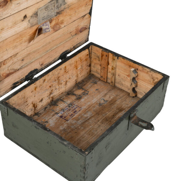 Leger Kist Hout 4 62X45X27 CM2 <strong>Omschrijving:</strong> Deze <strong>Leger Kist Hout #4</strong> is een originele, gebruikte houten legerkist, vervaardigd voor langdurige en zware toepassingen. Met royale afmetingen van <strong>80 x 44 x 24 cm</strong> biedt deze kist een aanzienlijke opslagcapaciteit. De kist is uitgevoerd in een klassieke, militaire groene kleur, wat hem een authentiek en stoer karakter geeft. <strong>Kenmerken:</strong> <ul> <li><strong>Duurzaam Materiaal:</strong> Deze kist is gemaakt van stevig hout en ontworpen om tegen een stootje te kunnen, perfect voor het bewaren van zware en omvangrijke voorwerpen. De solide constructie maakt hem zeer geschikt voor langdurig gebruik.</li> <li><strong>Authentieke Militaire Look:</strong> Het gaat hier om een originele militaire kist, waardoor de kist mogelijk gebruikssporen bevat. Deze kleine onvolkomenheden voegen karakter toe en benadrukken het authentieke, militaire verleden van het product.</li> <li><strong>Veelzijdig Gebruik:</strong> De kist kan voor allerlei doeleinden worden gebruikt, zowel functioneel als decoratief. Door het praktische formaat is deze kist breed inzetbaar en makkelijk te plaatsen in verschillende ruimtes.</li> </ul>  
