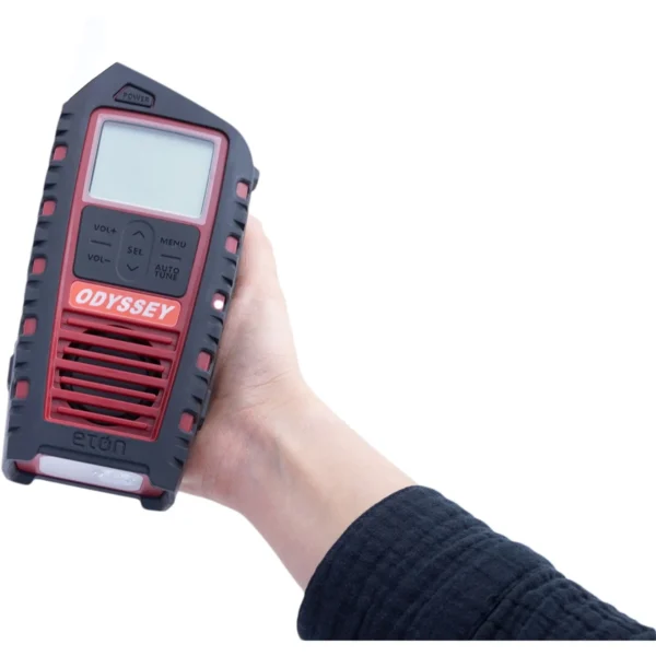Odyssey DAB5 De <strong>Etón ODYSSEY DAB+</strong> is dé ultieme noodradio die je overal en altijd van dienst is. Deze robuuste en betrouwbare radio biedt <strong>vijf verschillende stroombronnen</strong>, waardoor je nooit zonder energie zit, waar je ook bent. Of je nu thuis bent, onderweg of midden in de natuur, de ODYSSEY is een essentieel hulpmiddel. De radio werkt op een <strong>oplaadbare lithiumbatterij (2000 mAh)</strong>, <strong>alkalinebatterijen</strong>, een <strong>zonnepaneel</strong>, een <strong>handmatige slingerdynamo</strong>, of via een netstroomadapter. Daarnaast is hij spatwaterdicht, waardoor hij bestand is tegen regen en vochtige omstandigheden, en beschikt hij over een <strong>heldere zaklamp en rood noodbaken</strong>. Met ingebouwde <strong>Bluetooth-functionaliteit</strong> kun je draadloos muziek streamen, terwijl de <strong>DAB+ en AM/FM/SW/WB-radio-dekking</strong> ervoor zorgen dat je altijd op de hoogte blijft van belangrijke informatie. De ODYSSEY is niet alleen een radio, maar ook een <strong>powerbank</strong> waarmee je je smartphone of tablet kunt opladen, ideaal tijdens noodsituaties of lange outdoortrips. Het compacte en lichtgewicht ontwerp maakt hem makkelijk mee te nemen, en de opvallende <strong>rood/zwarte kleur</strong> voegt een stoer en modern tintje toe.   <ul> <li><a href="https://dedump.nl/wp-content/uploads/2024/11/E60110553_Odyssey-FactSheet-052223-EN.pdf" target="_blank" rel="noopener">SpecSheet</a></li> <li><a href="https://dedump.nl/wp-content/uploads/2024/11/E60110553_Manual-ENGLISH.pdf" target="_blank" rel="noopener">Gebruiksaanwijzing</a></li> </ul>