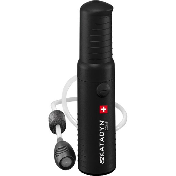 Combi Filter 2 Het met zilver geïmpregneerde keramische filter werkt effectief tegen bacteriën en protozoa. Vanwege de combinatie met een hervulbaar koolstofcartridge is de ook te gebruiken bij chemische verontreiniging of tegen vieze smaak. Wordt geleverd met voorfilter en bewaarhoes. Optioneel is de Combi Plus (20730), waarmee de Combi op een kraan kan worden aangesloten. Handig in een camper, vakantiehuisje of boot.