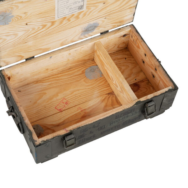 Leger Kist Hout 7 48 X 28 X 16 cm2 <strong>Leger Kist Hout #7 – 44 x 35 x 20 cm – Groen</strong> Deze <strong>leger kist van hout</strong> is de perfecte keuze voor wie op zoek is naar een stoere en functionele opbergoplossing met een militaire uitstraling. Gemaakt van stevig hout en voorzien van <strong>4 sluitingen</strong> en <strong>2 touwen</strong>, biedt deze kist zowel veiligheid als gemak bij het opbergen van allerlei spullen. De <strong>groene kleur</strong> en het robuuste ontwerp maken het niet alleen praktisch, maar ook een stijlvol decoratief item voor je interieur. De <strong>afmetingen van 44 x 35 x 20 cm</strong> bieden veel ruimte voor diverse opslagbehoeften.