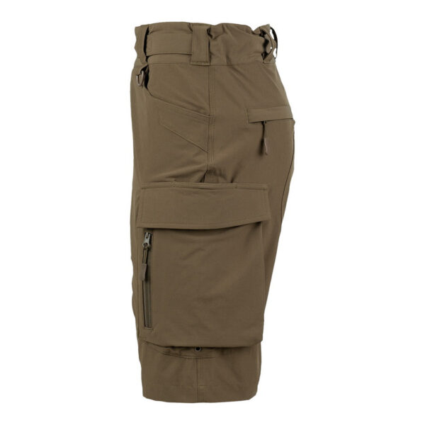 119282 112 03 De <strong>TF-2215 Echo Three Tactical Korte Broek</strong> is dé ideale keuze voor liefhebbers van outdoor- en tactische activiteiten. Of je nu gaat wandelen, reizen of een tactische missie uitvoert, deze short biedt het perfecte evenwicht tussen functionaliteit, comfort en duurzaamheid. Dankzij het hoogwaardige materiaal en de praktische ontwerpdetails ben je voorbereid op elke situatie. Het lichte, sneldrogende en ademende ontwerp houdt je koel en comfortabel, terwijl de waterbestendige Teflon-afwerking je beschermt tegen lichte regen en vuil. Met een stevige constructie, voldoende opbergruimte en verstelbare pasvorm is deze broek gemaakt om jouw actieve levensstijl te ondersteunen. De <strong>TF-2215 Echo Three Tactical Short</strong> is veelzijdig genoeg voor de meest uitdagende avonturen en biedt tegelijkertijd een strakke, moderne look voor dagelijks gebruik.