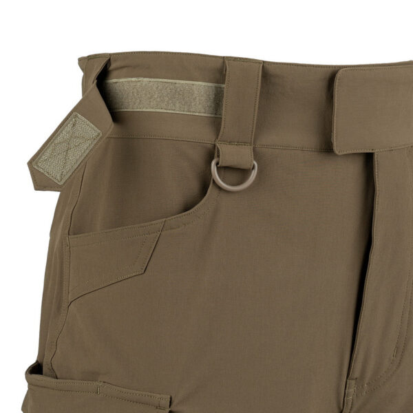 119282 112 06 De <strong>TF-2215 Echo Three Tactical Korte Broek</strong> is dé ideale keuze voor liefhebbers van outdoor- en tactische activiteiten. Of je nu gaat wandelen, reizen of een tactische missie uitvoert, deze short biedt het perfecte evenwicht tussen functionaliteit, comfort en duurzaamheid. Dankzij het hoogwaardige materiaal en de praktische ontwerpdetails ben je voorbereid op elke situatie. Het lichte, sneldrogende en ademende ontwerp houdt je koel en comfortabel, terwijl de waterbestendige Teflon-afwerking je beschermt tegen lichte regen en vuil. Met een stevige constructie, voldoende opbergruimte en verstelbare pasvorm is deze broek gemaakt om jouw actieve levensstijl te ondersteunen. De <strong>TF-2215 Echo Three Tactical Short</strong> is veelzijdig genoeg voor de meest uitdagende avonturen en biedt tegelijkertijd een strakke, moderne look voor dagelijks gebruik.