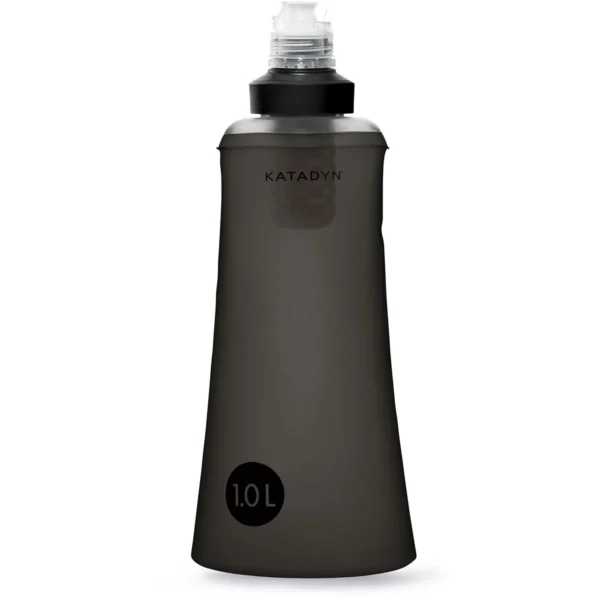 BeFree 10L Black De <strong>Katadyn BeFree 1,0 L Black</strong> is dé waterfilteroplossing voor (buiten)sporters, avonturiers en reizigers die volledige vrijheid willen zonder het meesjouwen van grote hoeveelheden drinkwater. Dit innovatieve waterfilter is ontworpen voor lichtgewicht reizen en biedt een snelle en betrouwbare manier om vervuild water veilig te maken. Dankzij het compacte formaat en de lichte constructie is de BeFree ideaal voor hardlopers, hikers, bikers, kampeerders en survivalists. De Katadyn BeFree-filter is voorzien van een hollevezelfilter die bacteriën, cysten en sedimenten efficiënt verwijdert, zodat je overal toegang hebt tot schoon drinkwater. De flexibele HydraPak-flessen maken het gemakkelijk om te vullen en op te bergen wanneer niet in gebruik, en de fles kan platgevouwen worden voor extra gemak. De zwarte uitvoering is onderdeel van de <strong>Tactical-lijn</strong>, speciaal ontworpen voor avonturen waar stealth en functionaliteit samenkomen. <strong>Kenmerken:</strong> <ul> <li><strong>Hoge filterefficiëntie:</strong> Verwijdert 99,99% van de bacteriën en protozoa (zoals Giardia en Cryptosporidium), en filtert sedimenten voor helder en veilig drinkwater.</li> <li><strong>Compact en ultralicht:</strong> Weegt slechts <strong>63 gram</strong>, perfect voor minimalistische avonturiers.</li> <li><strong>Eenvoudig in gebruik:</strong> Vul de fles, knijp licht, en drink direct uit de geïntegreerde drinktuit.</li> <li><strong>Flexibele fles:</strong> Gemaakt van duurzaam en BPA-vrij HydraPak-materiaal, gemakkelijk op te bergen en mee te nemen.</li> <li><strong>Onderdeel van de Tactical-lijn:</strong> Zwarte uitvoering met een discrete uitstraling, ideaal voor tactische of stealth-activiteiten.</li> <li><strong>Duurzaam filter:</strong> Het hollevezelfilter kan tot wel 1000 liter water zuiveren (afhankelijk van de waterkwaliteit).</li> <li><strong>Onderhoudsvriendelijk:</strong> Spoel het filter eenvoudig schoon door het te schudden of te swipen in schoon water; geen extra tools nodig.</li> </ul> <a href="https://dedump.nl/wp-content/uploads/2025/01/K8020426_Factsheet-BeFree-10L-Black-Edition-EN.pdf" target="_blank" rel="noopener" data-bind="click: $root.onAttachmentClicked"><span data-bind="text: $data.Name">Factsheet BeFree 1,0L Black Edition EN</span></a>