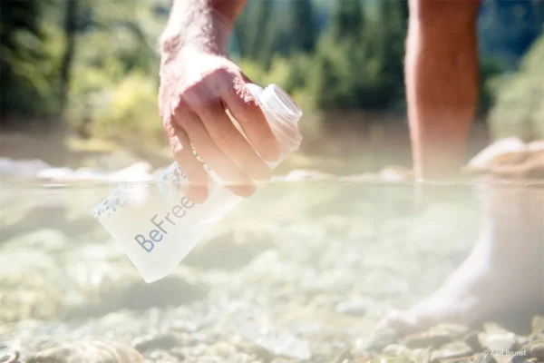 BeFree 10L4 De <strong>Katadyn BeFree 1,0 L</strong> is een innovatieve en praktische waterfilter die je in staat stelt om onderweg altijd toegang te hebben tot schoon en veilig drinkwater. Of je nu gaat wandelen, hardlopen, fietsen, kamperen of op een verre reis bent, deze lichtgewicht en compacte filterfles biedt een gebruiksvriendelijke oplossing om vervuild water snel te zuiveren. De Katadyn BeFree stelt sporters en avonturiers in staat om vrij te bewegen zonder liters drinkwater mee te slepen. Het hollevezelfilter in de BeFree verwijdert effectief bacteriën, cysten (zoals Giardia en Cryptosporidium) en sedimenten, zodat je zelfs uit beekjes, rivieren of andere natuurlijke waterbronnen veilig kunt drinken. De flexibele HydraPak-fles is duurzaam, BPA-vrij en kan gemakkelijk worden opgevouwen als hij leeg is, zodat je ruimte bespaart in je rugzak. <strong>Kenmerken:</strong> <ul> <li><strong>Efficiënte waterfiltratie:</strong> Verwijdert tot 99,99% van bacteriën en protozoa, zodat je overal schoon en veilig drinkwater hebt.</li> <li><strong>Licht en compact:</strong> Weegt slechts <strong>63 gram</strong>, ideaal voor minimalistische reizigers en sporters.</li> <li><strong>Gebruiksvriendelijk:</strong> Vul de fles, knijp zachtjes, en drink direct uit de geïntegreerde drinktuit.</li> <li><strong>Flexibel en opvouwbaar:</strong> Gemaakt van duurzaam HydraPak-materiaal, dat platgevouwen kan worden om ruimte te besparen.</li> <li><strong>Lange levensduur:</strong> Het hollevezelfilter heeft een capaciteit van maximaal <strong>1000 liter</strong>, afhankelijk van de waterkwaliteit.</li> <li><strong>Eenvoudig onderhoud:</strong> Spoel het filter schoon door het te schudden of te spoelen in schoon water – geen gereedschap nodig.</li> <li><strong>Geschikt voor diverse avonturen:</strong> Of je nu in de bergen bent, op een hike gaat of reist in afgelegen gebieden, de BeFree biedt betrouwbare prestaties.</li> </ul> <a href="https://dedump.nl/wp-content/uploads/2025/01/K8018007_Factsheet-BeFree-10L-EN.pdf" target="_blank" rel="noopener" data-bind="click: $root.onAttachmentClicked"><span data-bind="text: $data.Name">Factsheet BeFree 1,0L EN</span></a>