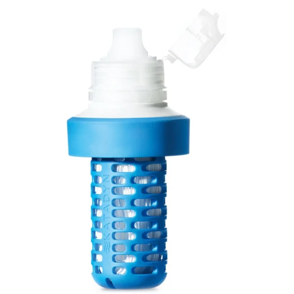 BeFree vervangingsfilter1 <ul> <li><strong>Kleur:</strong> Blauw</li> <li><strong>Gewicht:</strong> 35 gram (48 gram inclusief verpakking)</li> <li><strong>Materiaal:</strong> Glasvezel</li> <li><strong>Afmetingen filter:</strong> 10,5 cm lengte, Ø 4,7 cm</li> <li><strong>Afmetingen verpakking:</strong> 13 x 6,5 x 6,5 cm</li> </ul> <strong>Waarom kiezen voor de BeFree Vervangingsfilter?</strong> De <strong>Katadyn BeFree Vervangingsfilter</strong> biedt een eenvoudige en effectieve manier om jouw waterfilter optimaal te blijven gebruiken. Dankzij de krachtige glasvezelfilter kun je rekenen op schoon drinkwater, waar je avonturen je ook naartoe brengen. Met zijn compacte formaat en lichte gewicht is dit de perfecte keuze voor backpackers, hikers en outdoorliefhebbers die geen compromissen willen sluiten op het gebied van veiligheid en gemak. <a href="https://dedump.nl/wp-content/uploads/2025/01/K8020263_Factsheet-BeFree-10L-Black-Edition-EN.pdf" target="_blank" rel="noopener" data-bind="click: $root.onAttachmentClicked"><span data-bind="text: $data.Name">Factsheet BeFree 1,0L Black Edition EN</span></a>