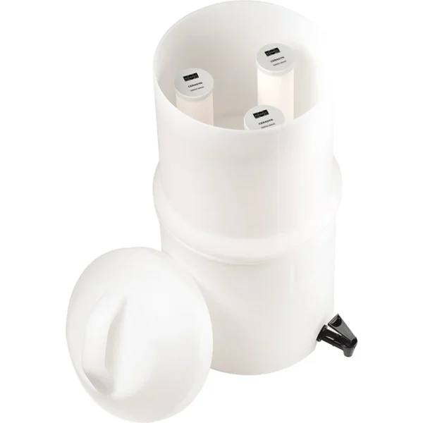 Drip Filter Ceradyn Het <strong>Katadyn Drip Filter Ceradyn</strong> is een <strong>zeer efficiënte en gebruiksvriendelijke waterfilter</strong> die gebruik maakt van <strong>zwaartekracht</strong> om grote hoeveelheden water te filteren zonder de noodzaak van pompen. Dit systeem is ideaal voor situaties waarin je <strong>veel water</strong> snel en zonder inspanning wilt filteren, bijvoorbeeld tijdens lange expedities, op kampeertrips of in noodsituaties. De <strong>filterunit</strong> bestaat uit een <strong>kunststof ton</strong> met <strong>drie keramische filters</strong> die samen zorgen voor een uitstekende filtratiecapaciteit. De <strong>keramische filters</strong> verwijderen een breed scala aan verontreinigingen zoals <strong>bacteriën, protozoën, cysten, algen, sporen en sedimenten</strong>. De <strong>ton</strong> heeft een capaciteit van <strong>10 liter</strong> en kan tot <strong>150.000 liter water</strong> filteren, afhankelijk van de mate van vervuiling van het water. Met de <strong>afsluitbare kraan</strong> aan de onderkant van de ton kun je eenvoudig het gefilterde water aftappen, wat het gebruiksgemak verder vergroot. Het Katadyn Drip Filter Ceradyn is ontworpen voor <strong>lange-termijngebruik</strong>, ideaal voor <strong>grotere groepen</strong> of <strong>noodscenario's</strong> waarbij voldoende schoon drinkwater vereist is. <strong>Kenmerken:</strong> <ul> <li><strong>Zwaartekracht-gebaseerd</strong>: Geen pompen nodig voor filtratie.</li> <li><strong>Geschikt voor grote hoeveelheden water</strong>: Tot <strong>10 liter</strong> water in de ton.</li> <li><strong>Capaciteit</strong>: Tot <strong>150.000 liter</strong> water, afhankelijk van de mate van vervuiling.</li> <li><strong>Drie keramische filters</strong>: Verwijdert effectief bacteriën, protozoën, cysten, algen, sporen en sedimenten.</li> <li><strong>Eenvoudig aftappen</strong> van gefilterd water via een kraantje.</li> <li><strong>Perfect voor grotere groepen</strong> of <strong>lange expedities</strong>.</li> </ul> <a href="https://dedump.nl/wp-content/uploads/2025/01/K2110070_Factsheet-Drip-Filter-Ceradyn-EN.pdf" target="_blank" rel="noopener" data-bind="click: $root.onAttachmentClicked"><span data-bind="text: $data.Name">Factsheet Drip Filter Ceradyn EN</span></a>