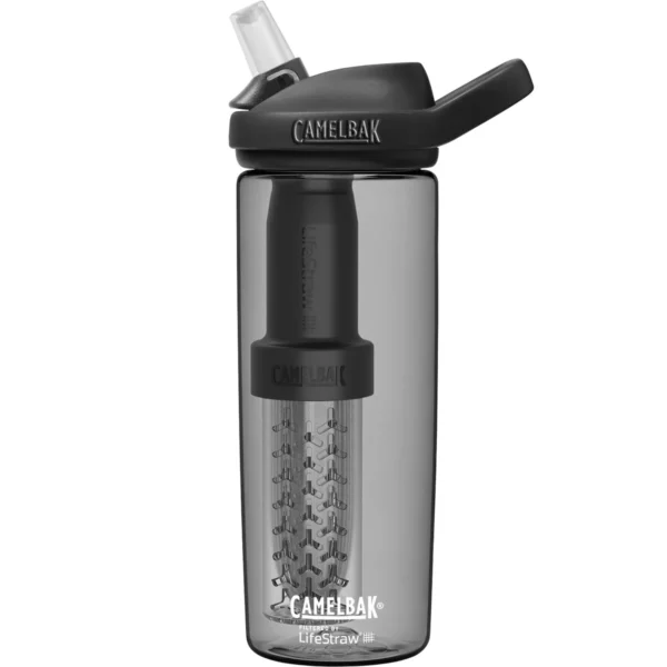 Eddy 06 L filtered by LifeStraw Charcoal De CamelBak Eddy+ filtered by LifeStraw® Charcoal is een geavanceerde waterfles die twee filtratiefasen biedt voor optimaal schoon drinkwater. Het hollevezelfilter verwijdert bacteriën, parasieten en microplastics, terwijl het ionenfilter ook schadelijke stoffen zoals lood, chloor en andere chemische verontreinigingen reduceert, evenals slechte smaken en geuren. De levensduur van het Hollow Fiber Filter is tot 4000 liter, terwijl het Ion Exchange Filter tot 100 liter effectief blijft. Dit maakt de Eddy+ een betrouwbare keuze voor onderweg of dagelijks gebruik. <strong>Kenmerken:</strong> <ul> <li><strong>Verwijdert:</strong> <ul> <li>99,9999999% van bacteriën</li> <li>99,999% van protozoa</li> <li>99,999% van microplastics</li> </ul> </li> <li><strong>Vermindert:</strong> <ul> <li>Chloor en lood</li> <li>Slechte geur en smaak</li> </ul> </li> <li><strong>100% BPA-vrij</strong>: Veilig voor gebruik en beter voor het milieu.</li> <li><strong>Lekbestendig</strong>: Zorgt ervoor dat er geen lekkages zijn tijdens gebruik.</li> </ul> > <a href="https://youtu.be/AJT_CAKGWH4" target="_blank" rel="noopener">Video Youtube</a>
