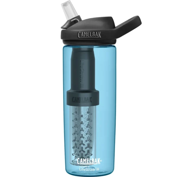 Eddy 06 L filtered by LifeStraw True Blue De CamelBak Eddy+ filtered by LifeStraw® True Blue biedt een geavanceerd filtratiesysteem met twee fasen, ideaal voor onderweg of dagelijks gebruik. Het hollevezelfilter verwijdert effectief bacteriën, parasieten en microplastics, terwijl het ionenfilter schadelijke stoffen zoals lood, chloor en andere chemische verontreinigingen vermindert, en ook de smaak en geur van het water verbetert. Het Hollow Fiber Filter heeft een levensduur van tot 4000 liter en het Ion Exchange Filter tot 100 liter, waardoor je jarenlang kunt genieten van schoon, veilig drinkwater. <strong>Kenmerken:</strong> <ul> <li><strong>Verwijdert:</strong> <ul> <li>99,9999999% van bacteriën</li> <li>99,999% van protozoa</li> <li>99,999% van microplastics</li> </ul> </li> <li><strong>Vermindert:</strong> <ul> <li>Chloor en lood</li> <li>Slechte geur en smaak</li> </ul> </li> <li><strong>100% BPA-vrij</strong>: Veilig en milieuvriendelijk.</li> <li><strong>Lekbestendig</strong>: Zorgt voor een betrouwbare, morsvrije ervaring.</li> </ul> > <a href="https://youtu.be/AJT_CAKGWH4" target="_blank" rel="noopener">Video Youtube</a>