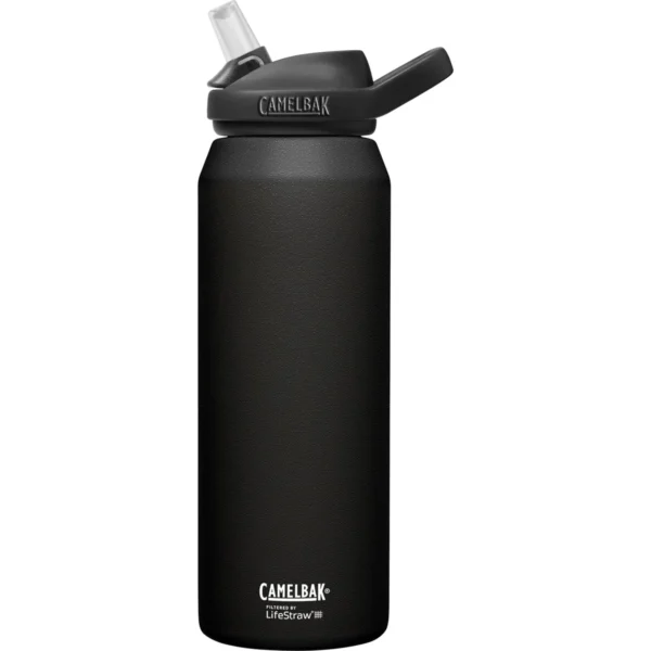 Eddy 1 L Vacuum Insul filtered by LifeStraw Black De <strong>CamelBak Eddy+ 1 L Vacuum Insul</strong> filtered by LifeStraw® combineert geavanceerde waterfiltratietechnologie met een duurzaam en stijlvol ontwerp. Ideaal voor avonturiers, reizigers en dagelijks gebruik. Het tweefasenfiltersysteem biedt ongeëvenaarde filtratie: <ul> <li><strong>Fase 1: Hollow Fiber Filter</strong> verwijdert 99,9999999% van de bacteriën, 99,999% van de protozoa en 99,999% van de microplastics, wat zorgt voor veilig drinkwater in elke omgeving.</li> <li><strong>Fase 2: Ion Exchange Filter</strong> vermindert zware metalen zoals lood, chloor, slechte smaak, geur en andere chemicaliën, voor water dat heerlijk fris smaakt.</li> </ul> Met een levensduur tot <strong>4000 liter voor het hollevezelfilter</strong> en <strong>100 liter voor het ionenfilter</strong>, biedt deze fles langdurige betrouwbaarheid. Het <strong>vacuumgeïsoleerde roestvrijstalen ontwerp</strong> houdt dranken urenlang koud, terwijl de <strong>lekvrije dop</strong> met rietje gebruiksgemak garandeert. <strong>Kenmerken:</strong> <ul> <li><strong>Verwijdert:</strong> <ul> <li>99,9999999% van de bacteriën</li> <li>99,999% van de protozoa</li> <li>99,999% van de microplastics</li> </ul> </li> <li><strong>Vermindert:</strong> <ul> <li>Lood</li> <li>Chloor</li> <li>Slechte smaak en geur</li> </ul> </li> <li><strong>Duurzame materialen:</strong> Roestvrij staal, BPA-vrij.</li> <li><strong>Dubbelwandige vacuumisolatie</strong> houdt dranken koud.</li> <li><strong>Handige dop</strong> met geïntegreerd rietje.</li> <li><strong>Lekbestendig en robuust ontwerp</strong> voor dagelijks gebruik en avonturen.</li> </ul> > <a href="https://youtu.be/AJT_CAKGWH4" target="_blank" rel="noopener">Video Youtube</a>