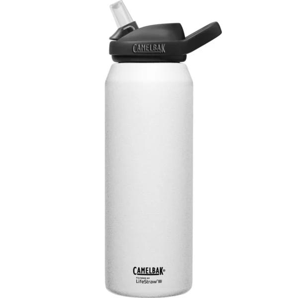 Eddy 1 L Vacuum Insul filtered by LifeStraw White De <strong>CamelBak Eddy+ 1 L Vacuum Insul</strong> filtered by LifeStraw® combineert innovatieve filtratietechnologie met het iconische ontwerp van CamelBak. Met <strong>twee filtratiefasen</strong> zorgt deze fles ervoor dat u altijd toegang heeft tot schoon en heerlijk drinkwater, ongeacht waar u bent. <ul> <li><strong>Eerste filtratiefase (Hollow Fiber Filter):</strong> Verwijdert tot 99,9999999% van de bacteriën, 99,999% van de protozoa en 99,999% van de microplastics. Dit maakt het water veilig en vrij van schadelijke micro-organismen.</li> <li><strong>Tweede filtratiefase (Ion Exchange Filter):</strong> Vermindert lood, chloor, slechte smaak, geur en andere chemicaliën, zodat het water heerlijk smaakt en veilig is voor consumptie.</li> </ul> Met een levensduur van <strong>4000 liter voor het holle vezelfilter</strong> en <strong>100 liter voor het ionenfilter</strong>, is deze fles perfect voor dagelijks gebruik, reizen of outdoor avonturen. De <strong>dubbelwandige vacuumisolatie</strong> houdt uw dranken urenlang koel, terwijl de <strong>lekbestendige dop</strong> met geïntegreerd rietje zorgt voor gemak onderweg. <strong>Kenmerken:</strong> <ul> <li><strong>Verwijdert:</strong> <ul> <li>99,9999999% van de bacteriën</li> <li>99,999% van de protozoa</li> <li>99,999% van de microplastics</li> </ul> </li> <li><strong>Vermindert:</strong> <ul> <li>Lood</li> <li>Chloor</li> <li>Slechte geur en smaak</li> </ul> </li> <li><strong>100% BPA-vrij.</strong></li> <li><strong>Lekbestendig ontwerp</strong> voor zorgeloos meenemen.</li> <li><strong>Houdt dranken koel</strong> dankzij vacuumisolatie.</li> <li>Ideaal voor dagelijks gebruik, reizen, kamperen of noodsituaties.</li> </ul> > <a href="https://youtu.be/AJT_CAKGWH4" target="_blank" rel="noopener">Video Youtube</a>