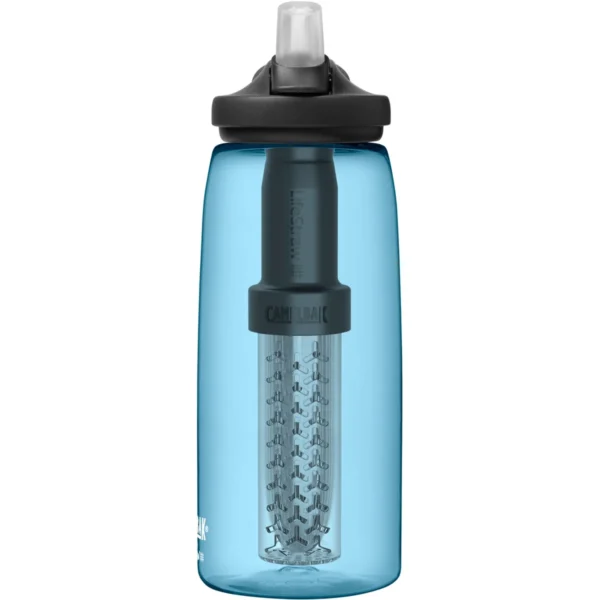 Eddy 1 L filtered by LifeStraw True Blue1 De CamelBak Eddy+ filtered by LifeStraw® True Blue biedt twee effectieve filtratiefasen die ervoor zorgen dat u altijd toegang heeft tot schoon en veilig drinkwater. Het hollevezelfilter verwijdert bacteriën, parasieten en microplastics, terwijl het ionenfilter lood, slechte smaken en geuren, chloor en andere chemicaliën vermindert. Het Hollow Fiber Filter heeft een levensduur van tot 4000 liter en het Ion Exchange Filter blijft effectief voor maximaal 100 liter water. Dit maakt de Eddy+ 1 L een uitstekende keuze voor dagelijks gebruik of onderweg. <strong>Kenmerken:</strong> <ul> <li><strong>Verwijdert:</strong> <ul> <li>99,9999999% van de bacteriën</li> <li>99,999% van protozoa</li> <li>99,999% van microplastics</li> </ul> </li> <li><strong>Vermindert:</strong> <ul> <li>Chloor en lood</li> <li>Slechte geur en smaak</li> </ul> </li> <li><strong>100% BPA-vrij</strong>: Veilig en milieuvriendelijk.</li> <li><strong>Lekbestendig</strong>: Geen lekken, zelfs als de fles niet rechtop staat.</li> </ul> > <a href="https://youtu.be/AJT_CAKGWH4" target="_blank" rel="noopener">Video Youtube</a>