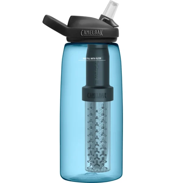 Eddy 1 L filtered by LifeStraw True Blue2 De CamelBak Eddy+ filtered by LifeStraw® True Blue biedt twee effectieve filtratiefasen die ervoor zorgen dat u altijd toegang heeft tot schoon en veilig drinkwater. Het hollevezelfilter verwijdert bacteriën, parasieten en microplastics, terwijl het ionenfilter lood, slechte smaken en geuren, chloor en andere chemicaliën vermindert. Het Hollow Fiber Filter heeft een levensduur van tot 4000 liter en het Ion Exchange Filter blijft effectief voor maximaal 100 liter water. Dit maakt de Eddy+ 1 L een uitstekende keuze voor dagelijks gebruik of onderweg. <strong>Kenmerken:</strong> <ul> <li><strong>Verwijdert:</strong> <ul> <li>99,9999999% van de bacteriën</li> <li>99,999% van protozoa</li> <li>99,999% van microplastics</li> </ul> </li> <li><strong>Vermindert:</strong> <ul> <li>Chloor en lood</li> <li>Slechte geur en smaak</li> </ul> </li> <li><strong>100% BPA-vrij</strong>: Veilig en milieuvriendelijk.</li> <li><strong>Lekbestendig</strong>: Geen lekken, zelfs als de fles niet rechtop staat.</li> </ul> > <a href="https://youtu.be/AJT_CAKGWH4" target="_blank" rel="noopener">Video Youtube</a>