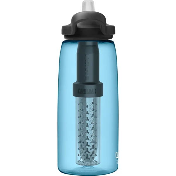 Eddy 1 L filtered by LifeStraw True Blue3 De CamelBak Eddy+ filtered by LifeStraw® True Blue biedt twee effectieve filtratiefasen die ervoor zorgen dat u altijd toegang heeft tot schoon en veilig drinkwater. Het hollevezelfilter verwijdert bacteriën, parasieten en microplastics, terwijl het ionenfilter lood, slechte smaken en geuren, chloor en andere chemicaliën vermindert. Het Hollow Fiber Filter heeft een levensduur van tot 4000 liter en het Ion Exchange Filter blijft effectief voor maximaal 100 liter water. Dit maakt de Eddy+ 1 L een uitstekende keuze voor dagelijks gebruik of onderweg. <strong>Kenmerken:</strong> <ul> <li><strong>Verwijdert:</strong> <ul> <li>99,9999999% van de bacteriën</li> <li>99,999% van protozoa</li> <li>99,999% van microplastics</li> </ul> </li> <li><strong>Vermindert:</strong> <ul> <li>Chloor en lood</li> <li>Slechte geur en smaak</li> </ul> </li> <li><strong>100% BPA-vrij</strong>: Veilig en milieuvriendelijk.</li> <li><strong>Lekbestendig</strong>: Geen lekken, zelfs als de fles niet rechtop staat.</li> </ul> > <a href="https://youtu.be/AJT_CAKGWH4" target="_blank" rel="noopener">Video Youtube</a>