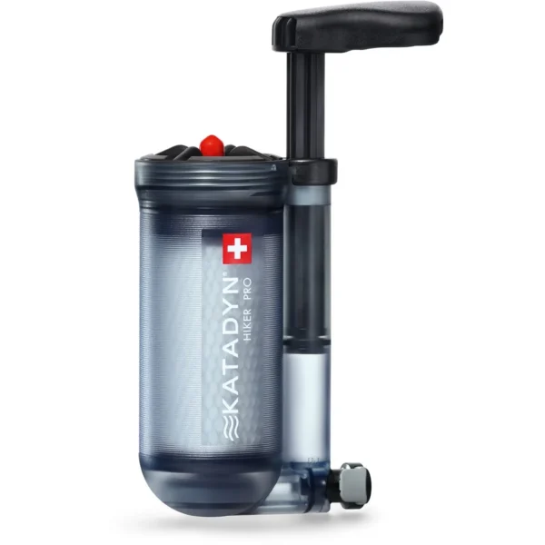 Filter Hiker Pro Transparent1 De <strong>Katadyn Hiker Pro Transparent</strong> is een <strong>compacte en efficiënte waterfilter</strong> die ideaal is voor <strong>1 tot 2 personen</strong>. Dit veelzijdige filter is uitstekend geschikt voor <strong>buitenactiviteiten</strong> zoals wandelen, kamperen en andere avontuurlijke uitstapjes, waar je snel toegang nodig hebt tot schoon drinkwater. Het filter combineert <strong>glasvezel</strong> en <strong>actief koolstof</strong> technologie voor een <strong>uitstekende filtratie</strong>. Dankzij het <strong>groot filteroppervlak</strong> kan er sneller gepompt worden, waardoor je in minder tijd een grotere hoeveelheid water kunt filteren. De <strong>schoon te maken filterprotectie</strong> verlengt de levensduur van het filter, waardoor je het tot wel <strong>1150 liter</strong> water kunt filteren. Dit maakt het de perfecte keuze voor langere reizen en expedities. Het filter is compatibel met de meeste waterzakken, waardoor het makkelijk in verschillende setups kan worden geïntegreerd. Met de <strong>Katadyn Hiker Pro Transparent</strong> ben je verzekerd van water dat vrij is van bacteriën, protozoa, cysten, algen, sporen en sedimenten. Hierdoor kun je overal in de natuur veilig drinken, zonder je zorgen te maken over verontreinigingen in je waterbron. <strong>Kenmerken:</strong> <ul> <li><strong>Verwijdert bacteriën, protozoa, cysten, algen, sporen en sedimenten</strong> voor veilig drinkwater.</li> <li><strong>Glasvezel en actief koolstoftechnologie</strong> bieden uitstekende prestaties en langere levensduur.</li> <li><strong>Groot filteroppervlak</strong> zorgt voor snelle pompwerking.</li> <li><strong>Schoon te maken filterprotectie</strong> voor een lange gebruiksduur (tot 1150 liter).</li> <li><strong>Compatibel met de meeste waterzakken</strong>, biedt flexibiliteit in gebruik.</li> </ul> <a href="https://dedump.nl/wp-content/uploads/2025/01/K8019670_Factsheet-8019670-Hiker-Pro-Filter-Transparent-EN.pdf" target="_blank" rel="noopener" data-bind="click: $root.onAttachmentClicked"><span data-bind="text: $data.Name">Factsheet 8019670 Hiker Pro Filter Transparent EN</span></a>  -  <a href="https://dedump.nl/wp-content/uploads/2025/01/K8019670_Manual-Hiker-Pro-EU-nl.pdf" target="_blank" rel="noopener" data-bind="click: $root.onAttachmentClicked"><span data-bind="text: $data.Name">Manual Hiker Pro EU nl</span></a>