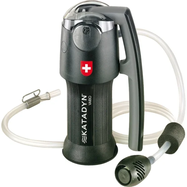Filter Vario De <strong>Katadyn Vario</strong> is een <strong>zeer effectieve waterfilter</strong> die door zijn <strong>Dual Action pomp</strong> in twee richtingen het water door het filter pompt. Dit zorgt voor een efficiënte filtratie met een <strong>capaciteit van 2.000 liter</strong> en een doorstroming van <strong>tot 2 liter per minuut</strong>. Dankzij de <strong>twee standen</strong> – <strong>Easy Flow</strong> voor helder water en <strong>Longer Life</strong> voor troebel water – past dit filter zich aan de wateromstandigheden aan, wat de duurzaamheid en effectiviteit van het filterproces maximaliseert. De <strong>optie om koolstof toe te voegen</strong> maakt dit filter bijzonder geschikt voor het verwijderen van <strong>chemische verontreinigingen</strong>, waardoor het een veelzijdige oplossing biedt voor uiteenlopende waterbronnen. Het filter is direct te monteren op <strong>diverse flessen en drinksystemen</strong>, wat het gebruiksgemak vergroot. De <strong>Katadyn Vario</strong> is een product dat zijn waarde bewezen heeft, met <strong>prijzen zoals de Outdoor Award 2006</strong> en de <strong>Industry Award 2006</strong> op zijn naam. <strong>Kenmerken:</strong> <ul> <li><strong>Dual Action pomp</strong>: Water wordt in twee richtingen gepompt voor extra efficiëntie.</li> <li><strong>Twee standen</strong>: <ul> <li><strong>Easy Flow</strong> voor helder water</li> <li><strong>Longer Life</strong> voor troebel water</li> </ul> </li> <li><strong>Optioneel koolstof toevoegen</strong> voor het verwijderen van <strong>chemische verontreinigingen</strong>.</li> <li><strong>Capaciteit</strong>: Tot <strong>2.000 liter</strong>, tot <strong>2 liter per minuut</strong>.</li> <li><strong>Compatibel met diverse flessen en drinksystemen</strong> voor gemakkelijke integratie.</li> <li><strong>Awards</strong>: <strong>Outdoor Award Summer 2006</strong> en <strong>Industry Award 2006</strong>.</li> </ul> <a href="https://dedump.nl/wp-content/uploads/2025/01/K8014932_Factsheet-8014932-Vario-Filter-EN.pdf" target="_blank" rel="noopener" data-bind="click: $root.onAttachmentClicked"><span data-bind="text: $data.Name">Factsheet 8014932 Vario Filter EN</span></a> -  <a href="https://dedump.nl/wp-content/uploads/2025/01/K8014932_Manual-Vario-nl.pdf" target="_blank" rel="noopener" data-bind="click: $root.onAttachmentClicked"><span data-bind="text: $data.Name">Manual Vario nl</span></a>