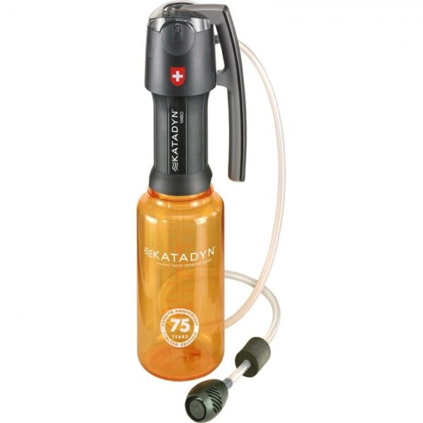 Filter Vario12 De <strong>Katadyn Vario</strong> is een <strong>zeer effectieve waterfilter</strong> die door zijn <strong>Dual Action pomp</strong> in twee richtingen het water door het filter pompt. Dit zorgt voor een efficiënte filtratie met een <strong>capaciteit van 2.000 liter</strong> en een doorstroming van <strong>tot 2 liter per minuut</strong>. Dankzij de <strong>twee standen</strong> – <strong>Easy Flow</strong> voor helder water en <strong>Longer Life</strong> voor troebel water – past dit filter zich aan de wateromstandigheden aan, wat de duurzaamheid en effectiviteit van het filterproces maximaliseert. De <strong>optie om koolstof toe te voegen</strong> maakt dit filter bijzonder geschikt voor het verwijderen van <strong>chemische verontreinigingen</strong>, waardoor het een veelzijdige oplossing biedt voor uiteenlopende waterbronnen. Het filter is direct te monteren op <strong>diverse flessen en drinksystemen</strong>, wat het gebruiksgemak vergroot. De <strong>Katadyn Vario</strong> is een product dat zijn waarde bewezen heeft, met <strong>prijzen zoals de Outdoor Award 2006</strong> en de <strong>Industry Award 2006</strong> op zijn naam. <strong>Kenmerken:</strong> <ul> <li><strong>Dual Action pomp</strong>: Water wordt in twee richtingen gepompt voor extra efficiëntie.</li> <li><strong>Twee standen</strong>: <ul> <li><strong>Easy Flow</strong> voor helder water</li> <li><strong>Longer Life</strong> voor troebel water</li> </ul> </li> <li><strong>Optioneel koolstof toevoegen</strong> voor het verwijderen van <strong>chemische verontreinigingen</strong>.</li> <li><strong>Capaciteit</strong>: Tot <strong>2.000 liter</strong>, tot <strong>2 liter per minuut</strong>.</li> <li><strong>Compatibel met diverse flessen en drinksystemen</strong> voor gemakkelijke integratie.</li> <li><strong>Awards</strong>: <strong>Outdoor Award Summer 2006</strong> en <strong>Industry Award 2006</strong>.</li> </ul> <a href="https://dedump.nl/wp-content/uploads/2025/01/K8014932_Factsheet-8014932-Vario-Filter-EN.pdf" target="_blank" rel="noopener" data-bind="click: $root.onAttachmentClicked"><span data-bind="text: $data.Name">Factsheet 8014932 Vario Filter EN</span></a> -  <a href="https://dedump.nl/wp-content/uploads/2025/01/K8014932_Manual-Vario-nl.pdf" target="_blank" rel="noopener" data-bind="click: $root.onAttachmentClicked"><span data-bind="text: $data.Name">Manual Vario nl</span></a>