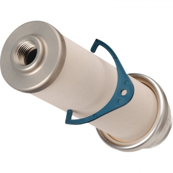 Filterelement Pocket1 <ul> <li><strong>Kleur:</strong> Wit</li> <li><strong>Inhoud:</strong> 50.000 liter filtercapaciteit</li> <li><strong>Materiaal:</strong> Keramiek</li> </ul> <strong>Waarom kiezen voor het Filterelement Pocket?</strong> Het <strong>Katadyn Filterelement Pocket</strong> is dé keuze voor avonturiers, reizigers en outdoorliefhebbers die op zoek zijn naar een langdurige en betrouwbare oplossing voor schoon drinkwater. Dankzij de robuuste constructie en indrukwekkende filtercapaciteit is dit vervangingsfilter een essentieel onderdeel voor iedereen die de <strong>Katadyn Pocket waterfilter</strong> gebruikt. Geniet van maximale prestaties en ultieme betrouwbaarheid, waar je avonturen je ook brengen!