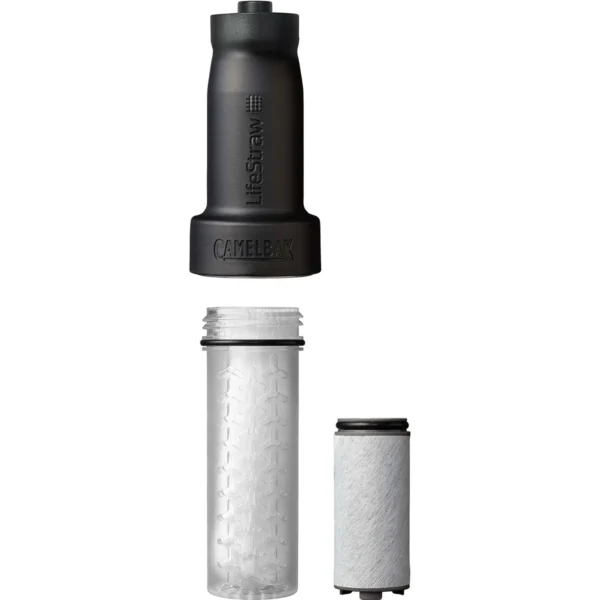 LifeStraw Replacement Bottle Filter Set Small De CamelBak LifeStraw Replacement Bottle Filter Set Small is een vervangingsfilter ontworpen voor CamelBak filtered by LifeStraw® Eddy+ Tritan-flessen van 0,6 liter. Dit innovatieve filtersysteem combineert twee filtratiefasen voor maximale zuiverheid: het hollevezelfilter verwijdert bacteriën, parasieten en microplastics, terwijl het ionenwisselfilter lood, slechte smaak, geur, chloor en andere chemicaliën reduceert. Met een lange levensduur van het Hollow Fiber Filter (tot 4000 liter) en het Ion Exchange Filter (tot 100 liter), biedt dit systeem betrouwbaar schoon drinkwater voor dagelijks gebruik en avonturen onderweg. <strong>Kenmerken:</strong> <ul> <li><strong>Verwijdert:</strong> <ul> <li>99,9999999% van bacteriën</li> <li>99,999% van protozoa</li> <li>99,999% van microplastics</li> </ul> </li> <li>Vermindert chloor, lood, slechte geur en smaak.</li> <li><strong>BPA-vrij:</strong> Veilig en niet-schadelijk voor de gezondheid.</li> <li><strong>Lekbestendig:</strong> Ontworpen voor gebruik zonder morsen.</li> </ul> > <a href="https://youtu.be/AJT_CAKGWH4" target="_blank" rel="noopener">Video Youtube</a>