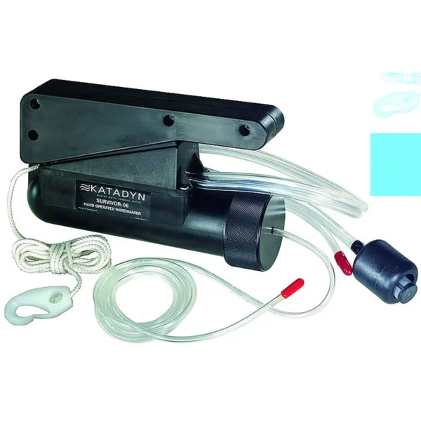 Survivor 06 LS De <strong>Katadyn Survivor 06 LS</strong> is de kleinste draagbare ontziltingsunit ter wereld en zet zout water om in drinkbaar zoet water. Dankzij zijn compacte ontwerp en efficiënte werking wordt deze ontzilter wereldwijd gebruikt als essentieel onderdeel van overlevingspakketten op zee en in noodsituaties. Dit duurzame apparaat is ontworpen voor gebruik door 1 tot 6 personen en biedt een betrouwbare oplossing voor het verkrijgen van veilig drinkwater, zelfs in de meest extreme omstandigheden. De <strong>Survivor 06 LS</strong> is ideaal voor reddingsboten, militairen, avonturiers en iedereen die voorbereid wil zijn op noodsituaties. Het apparaat is eenvoudig te bedienen en vereist geen elektriciteit, wat het een levensreddend hulpmiddel maakt in situaties waarin schoon water van vitaal belang is. <strong>Kenmerken:</strong> <ul> <li><strong>Efficiënte waterproductie:</strong> Produceert tot <strong>0,89 liter per uur</strong> (afhankelijk van de omstandigheden).</li> <li><strong>Manueel pompsysteem:</strong> Vereist ongeveer <strong>40 pompbewegingen per minuut</strong> voor optimale werking.</li> <li><strong>Capaciteit:</strong> Geschikt voor <strong>1 tot 6 personen</strong>, perfect voor kleine groepen of individuen in noodsituaties.</li> <li><strong>Duurzaam ontwerp:</strong> Gemaakt van hoogwaardige materialen zoals <strong>roestvrij staal, kunststof en membraan</strong> voor een lange levensduur en betrouwbaarheid.</li> <li><strong>Licht en draagbaar:</strong> Weegt slechts <strong>1,13 kg</strong> en is compact genoeg om gemakkelijk mee te nemen.</li> <li><strong>Langdurige prestaties:</strong> Kan tot <strong>1150 liter</strong> water ontzilten, afhankelijk van gebruik en onderhoud.</li> </ul>